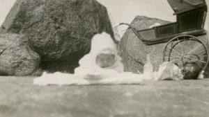 Meri vauvana kesäretkellä 1927, taustalla lastenvaunut.
