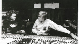 Dan Tigerstedt med superproducenten Tom Dowd i Takomo studion. Dan Tigerstedt och Tom Dowd bakom SSL mixerbordet i Takomo-studion