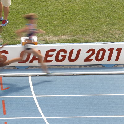 Friidrottare springer på banan under VM 2011.