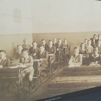 En bild på en skolklass för hundratalet år sedan från det estniska riksarkivet.