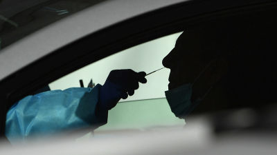 Autossa istuvalle henkilölle työnnetään testitikkua nenään