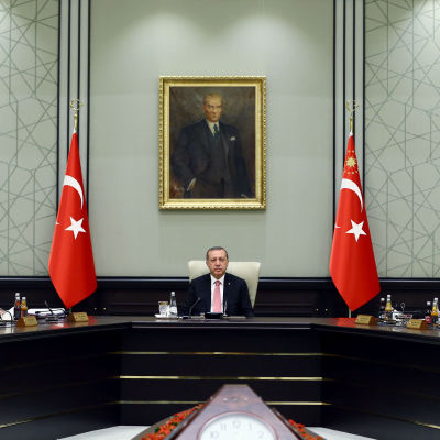 President Recep Tayyip Erdoğan leder ett regeringsmöte i Ankara. På väggen porträtt av det moderna Turkiets grundare Kemal Atatürk