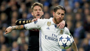 Sergio Ramos får se upp med Dries Mertens. Napolis Dries Mertens och Real Madris Sergio Ramos i en duell.