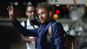 Neymar och det brasilianska landslaget landade på flygplatsen i Sotji. Neymar och det brasilianska landslaget landade på flygplatsen i Sotji.