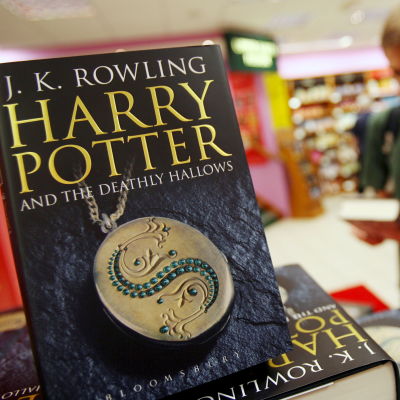 Boken Harry Potter and the deathly hallows i förgrunden, i en bokhandel som syns i bakgrunden.