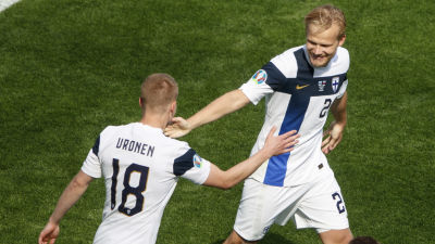 Joel Pohjanpalo och Jere Uronen vända mot varandra.