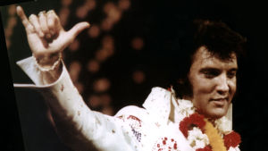 Elvis Presley lavalla lähikuvassa.