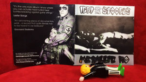 Iggy & The Stooges Metallic K.O. cd-konvolut med Rockpolisernas Playmobilgubbe.