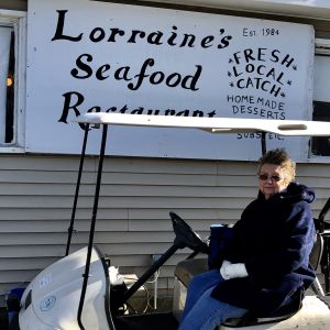 Lorraine Marshall stolt över lokalfångade krabbor på hennes restaurang. Lorraine Marshall har drivit havsmatsrestaurang i 33 år.
