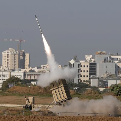 Det israeliska luftvärnssystemet Iron Dome i full aktion i utkanterna av staden Ashdod på tisdag morgon.