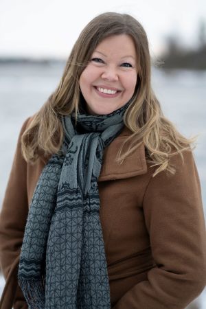 Sanna Lönnfors är den första författaren som sammanfattat kommunens roll i inbördeskriget. Leende kvinna i vinterlandskap.
