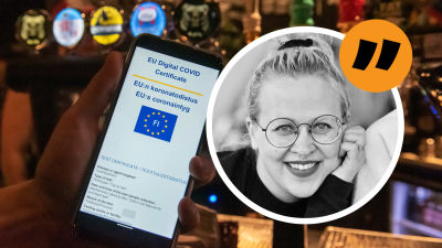 En bild på en hand vid en bardisk som håller i en mobiltelefon med EU:s digitala covidintyg på skärmen. Ovanpå detta en bild på redaktör Catariina Salo.