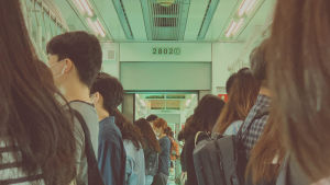 I Seoul med 10 miljoner invånare är trängsel svårt att undvika, men i kollektivtrafiken bär alla munskydd för att minska på smittrisken. I Seoul med 10 miljoner invånare är det ofta trångt i tågvagnarna - därför bär alla munskydd för att minska på smittrisken.