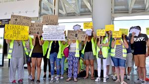 Anställda vid Ryanair demonstrerar på flygplatsen i Palma de Mallorca den 25 juli 2018.i Anställda vid Ryanair demonstrerar på flygplatsen i Palma de Mallorca den 25 juli 2018.i