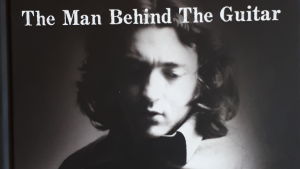 Omslaget till boken The Man Behind the Guitar. Rory Gallagher med sin gitarr, omslag till boken The man behind the guitar