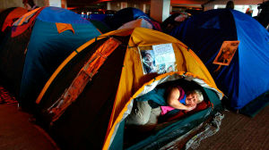 Pat köar efter biljetter till Cliff Richards konsert. epa000449263 Not long to go now for Cliff Richard fan Pat Denton as she sleeps in her tent Friday 03 June 2005 inside a multi- storey car park at the NIA (National Indoor Arena) in Birmingham, central England. She is among hundreds of fans of the veteran