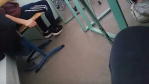Stillbild ur en direktsänd video på en lektion i en finländsk skola. Videoklippet var tre minuter långt och många elever syntes och hördes. Direktsänd lektion via appen Periscope