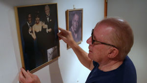 Antti Einiö med inramad bild på Sinatra, Davis jr och Minnelli. Antti Einiö med signerad tavla med Frank Sinatras autograf
