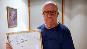 Antti Einiös käraste autograf är ej till salu: Frank Sinatra 1989 Promotorn Antti Einiö visar upp Frank Sinatras autograf
