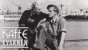 Åke Söderblom och Lasse Dahlquist. Åke Söderblom och Lasse Dahlquist. Stillbildsfoto i samband med filmen "Vi masthuggspojkar" (1940). Jämför foto och bildtext i Wällhed, Anders, "Boken om Lasse Dahlquist: inte bara Brännö brygga"