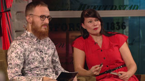 Petter Sandelin och domaren Hannele Mikaela Taivassalo Petter Sandelin och Hannele Mikaela Taivassalo på Yle Fems litteraturfest