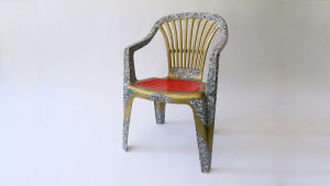 Golden chair, 2005. Dekorerad vit plaststol i ”nyrokoko”. Blir en stol automatiskt äcklig bara för att den är tillverkad i ett visst material, eller inverkar också andra faktorer? Kasper Strömman: Golden chair, 2005. Dekorerad vit plaststol i ”nyrokoko”. Blir en stol automatiskt äcklig bara för att den är tillverkad i ett visst material, eller inverkar också andra