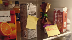 Vem är "Seamus" och när har den här gått ut? Kylskåp med gula post it lappar med namnen "Muriel" och "Seamus" på havermjölktölk och grynostsburk.