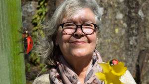 Pia Abrahamsson är programvärd för Naturväktarna under sommaren. Pia Abrahamsson med inklippta nyckelpigor ute