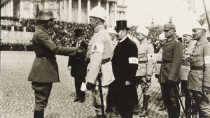 CGE Mannerheim firar den vita segern på Senatstorget. General Mannerheim välkomnar tyska officerare under Mannerheims segerparad i Helsingfors 1918.