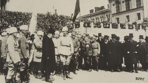 Carl Gustaf Mannerheim lämnar över makten till senaten 16.5 1918 mannerheims segerparad i Helsingfors vid Domkyrkns trappa.. Vänster till höger Walter Holmberg, Nikolai Mexmontan, Hannes Ignatius, P.E. Svinhufvud, Gösta Theslöf, general Mannerheim.