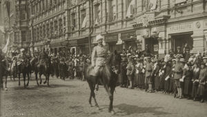 De vita segrade, men folket var trött efter krigen. Modernismen växte fram i ett, så småningom, självständigt men krigstrött Finland. Mannerheims segerparad i Helsingfors 1918 på Esplanaden.