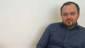Marcus Beijar ser att det är avgörande vilket språk som de nyanlända först kommer i kontakt med. Marcus Beijar ser att det är avgörande vilket språk som de nyanlända först kommer i kontakt med.