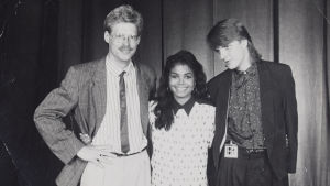 Nej det är inte Seppo Hovi till vänster men nog Janet Jackson i mitten. Året var 1989. Måns Strömberg och skivbolagsrepresentant i mustasch med Janet Jackson i mitten.
