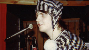 En ung dj Måsse i Ruka 1978 . Mycket ung Måns Strömberg i randig pyjamas och nattmössa eller fångdräkt.