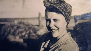 Ens eget liv kan ibland fullständigt hänga på en annan människa Alice Liljeberg som ung. Foto ur dokumentären "Herbert och Alice".