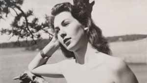 Ett av det första officiella porträtten av skådespelerskan Ulla-Britt Boström, fotograferat 27.6.1957 på Fölisön i Helsingfors. Svartvitt fotografi på skådespelaren Ulla- Britt Boström som ung.