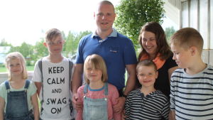 Nu när barnen är större är det inte lika hemskt om samma sak händer igen, säger Mikaela. Krister Hjulfors står med hela familjen samlad