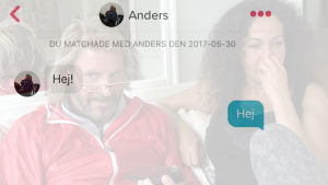 En utdragen process började med ett enkelt "Hej!" på Tinder. Tinderkonservation mellan Anders och Nahid med orden Hej och Hej