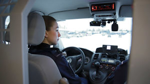 Det blir mest att åka runt i polisbilen medan det är snöigt och kallt ute. Men till sommaren kommer de säkert också synas mera till fots, speciellt under evenemang i områdena. En kvinnlig polis i sin patrulleringsbil.