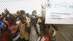 Flyktingar i Centralafrikanska republiken väntar på en matförsändelse. Flyktingar väntar på matutdelning vid ett flyktingläger i Bangui.