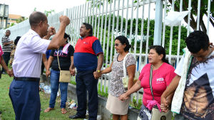 I Manaus bad anhöriga till fångar utanför bårhuset, i väntan på nyheter om sina söner och män 3.1.2017 I Manaus bad anhöriga till fångar utanför bårhuset, i väntan på nyheter om sina söner och män 3.1.2017