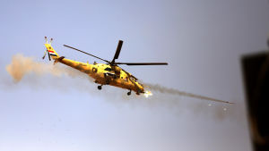 En stor del av de civila dödsoffren orsakades av regeringens och USA:s flygangrepp. Här avfyrar en irakisk helikopter en missil mot IS ställningar i gamla staden i Mosul En stor del av de civila dödsoffren orsakades av regeringens och USA:s flygangrepp. Här avfyrar en irakisk helikopter en missil mot IS ställningar i gamla staden i Mosul
