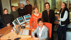 Redaktionen i den nya, moderna studion. Från vänster: Tua Lindgren, Eivor Lindholm, Rainer Nyblom, Stefan Härus, Helén Kurri, Gia Mellin-Kranck, Markus Ekholm och Stina Jäderholm. Radio Östnylands Borgåredaktion år 1999.