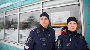 Matti Niiniö och Kia Järvinen säger att skillnaden inte är så stor mot vanligt polisarbete, men att man får en bättre kontakt till de enskilda stadsdelarna och deras befolkning i arbetet som områdespoliser. Två områdespoliser.