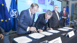 EU och försvarsalliansen Nato undertecknade på tisdagen för andra gången en gemensam deklaration om att stärka samarbetet mellan de två organisationerna EU och Nato undertecknade på tisdagen för andra gången en gemensam deklaration om att stärka samarbetet mellan de två organisationerna