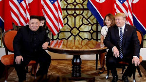 Kim Jong-Un och Donald Trump log vid presstillställning i Hanoi.