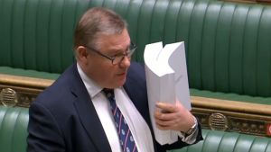 Den konservativa parlamentsledamoten Mark Francois håller en kopia av handelsavtalet medan han deltar i debatten om underhuset den 30 december 2020. Den konservativa parlamentsledamoten Mark Francois håller en kopia av handelsavtalet medan han deltar i debatten om underhuset den 30 december 2020.