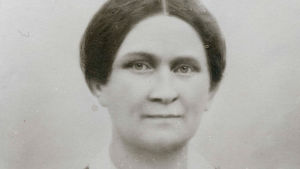 Fredrika Runeberg fotograferad år 1846. Hon föddes som Fredrika Tengström i Jakobstad år 1807. Hon lärde sig läsa som femåring och gick i småskola tills hon var 7 år. Efter det studerade hon tyska, franska och engelska och i Åbo. Ateljefotografi av Fredrika Runeberg.