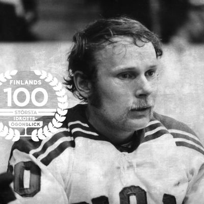 Stig Wetzell, 1974, med logon för Finlands 100 största idrottsögonblick.
