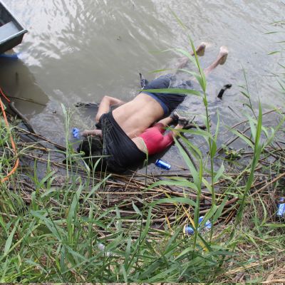 Den 25-åriga migranten Óscar Alberto Martínez Ramírez och hans knappt tvååriga dotter Valeria dog då de försökte ta sig över Rio Grande till USA.